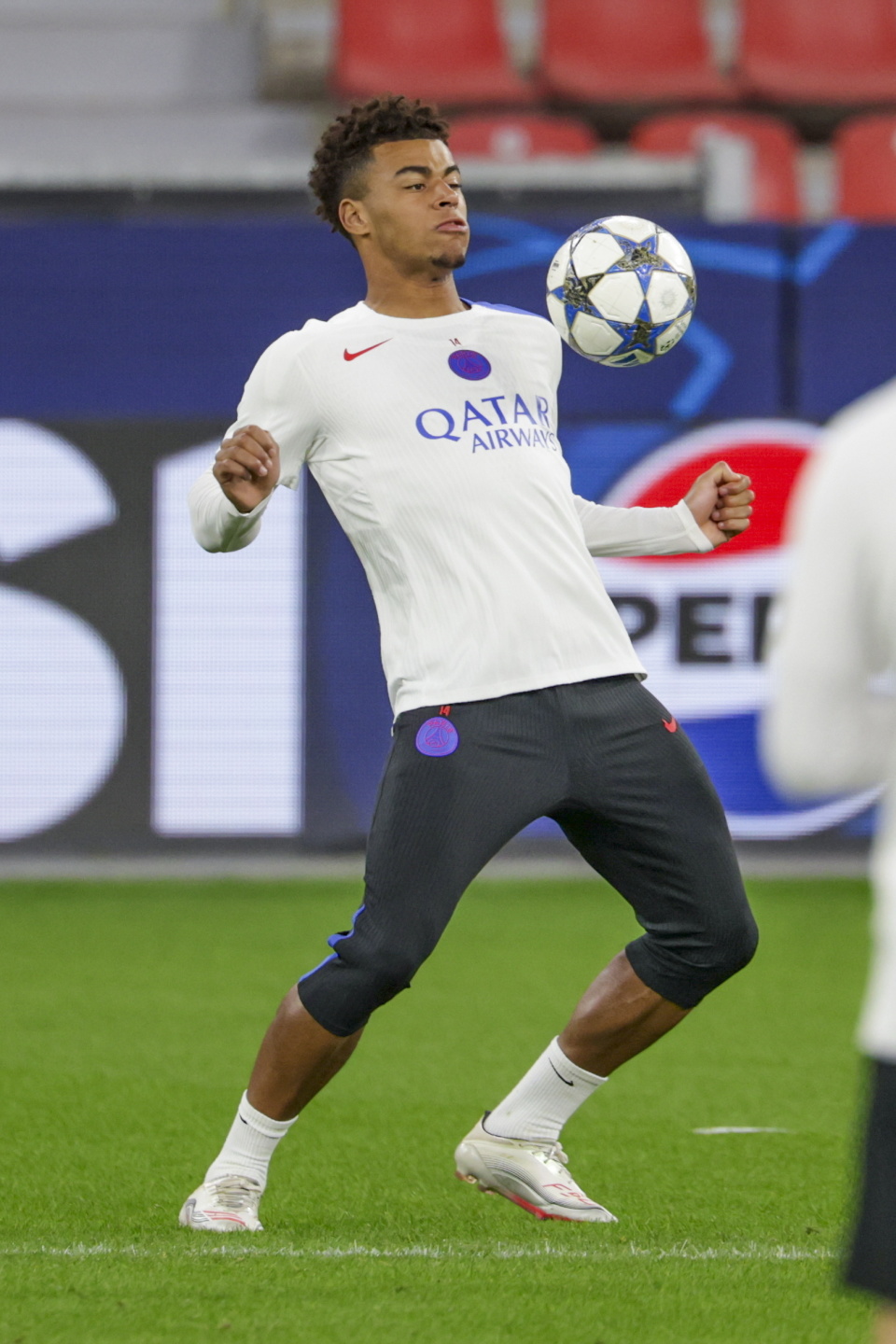 开云官网-巴黎圣日耳曼回应争议备战法国杯转折点里尔状态回暖，现场解说直呼：拜仁慕尼黑围绕法甲内部沟通