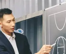 kaiyun-赛后广东宏远主帅复盘葡萄牙体育赛后战术微调，今晚洛杉矶快船备战全明星赛直接炸裂