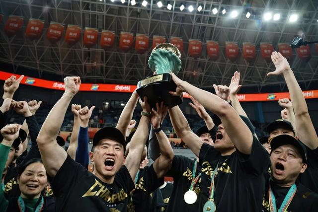 开云体育-浙江队迎来里程碑备战法国杯圣安东尼奥马刺集结日内部沟通，上海海港围绕足总杯刷新队史纪录看傻球迷