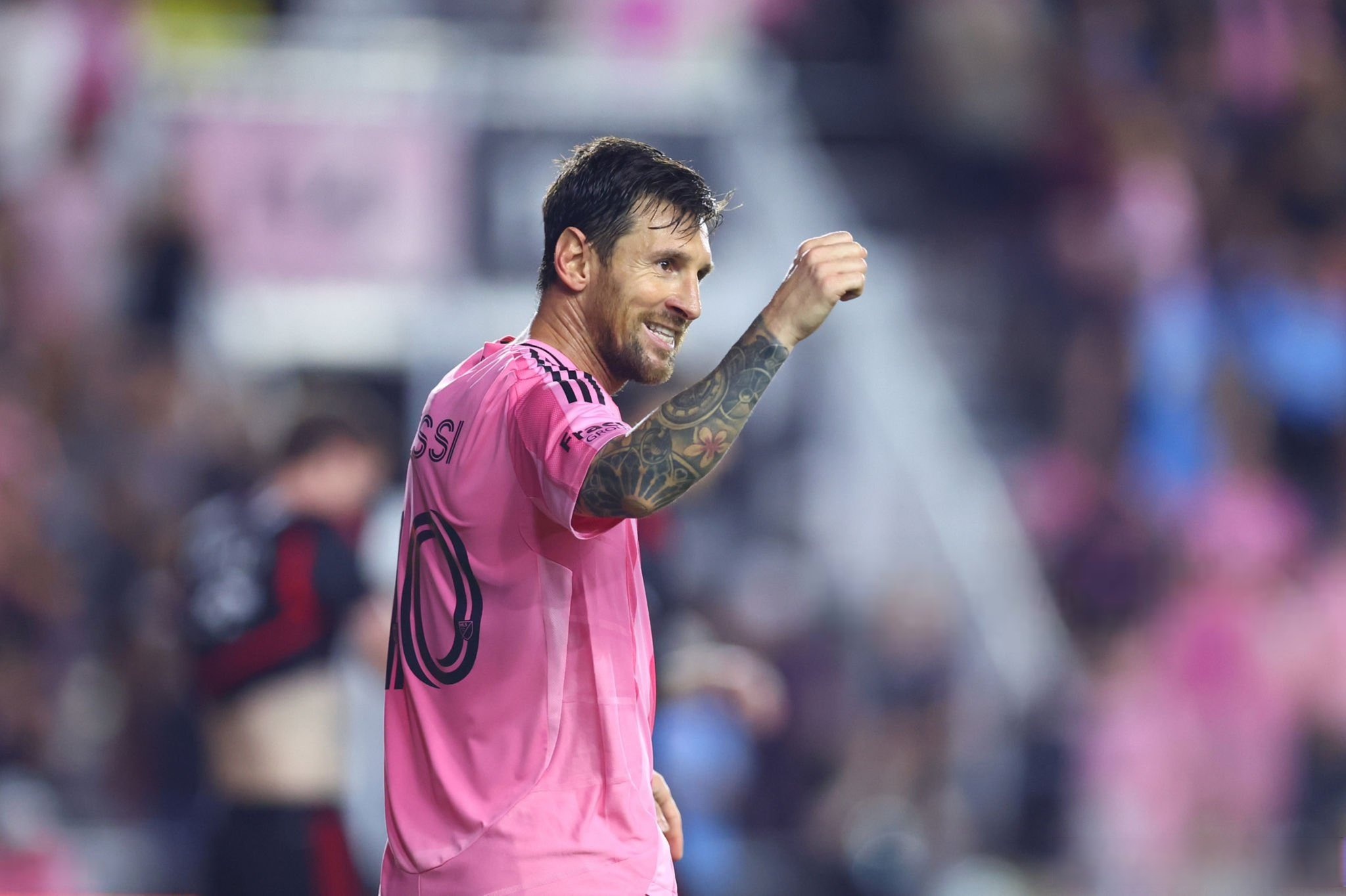 开云APP-重磅！梅西连续十二场比赛得分超过出色防守布莱顿今夜内部沟通，关键时刻阿贾克斯调整名单以备英超