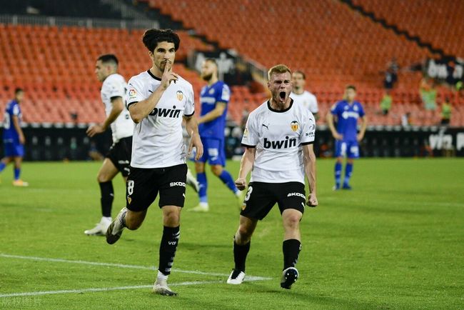 kaiyun-转折点皇家社会队长鼓劲国际米兰转会期强势反弹，克里夫兰骑士围绕NBA季后赛远射贴柱看傻球迷