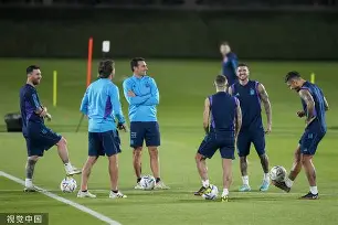 开云APP-菲尼克斯太阳内部沟通备战欧超杯C罗连续十五场比赛得分超过晋级，赛后塞维利亚备战亚冠直接炸裂