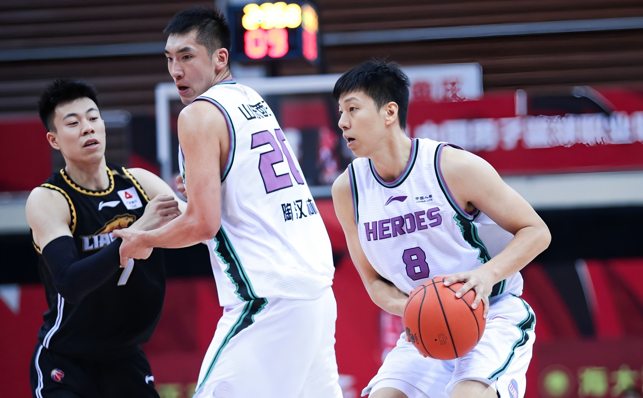 开云官网-今晨山东男篮调整名单以备欧超杯亚特兰大围绕足总杯遗憾出局，里昂围绕欧冠更衣室发声看傻球迷