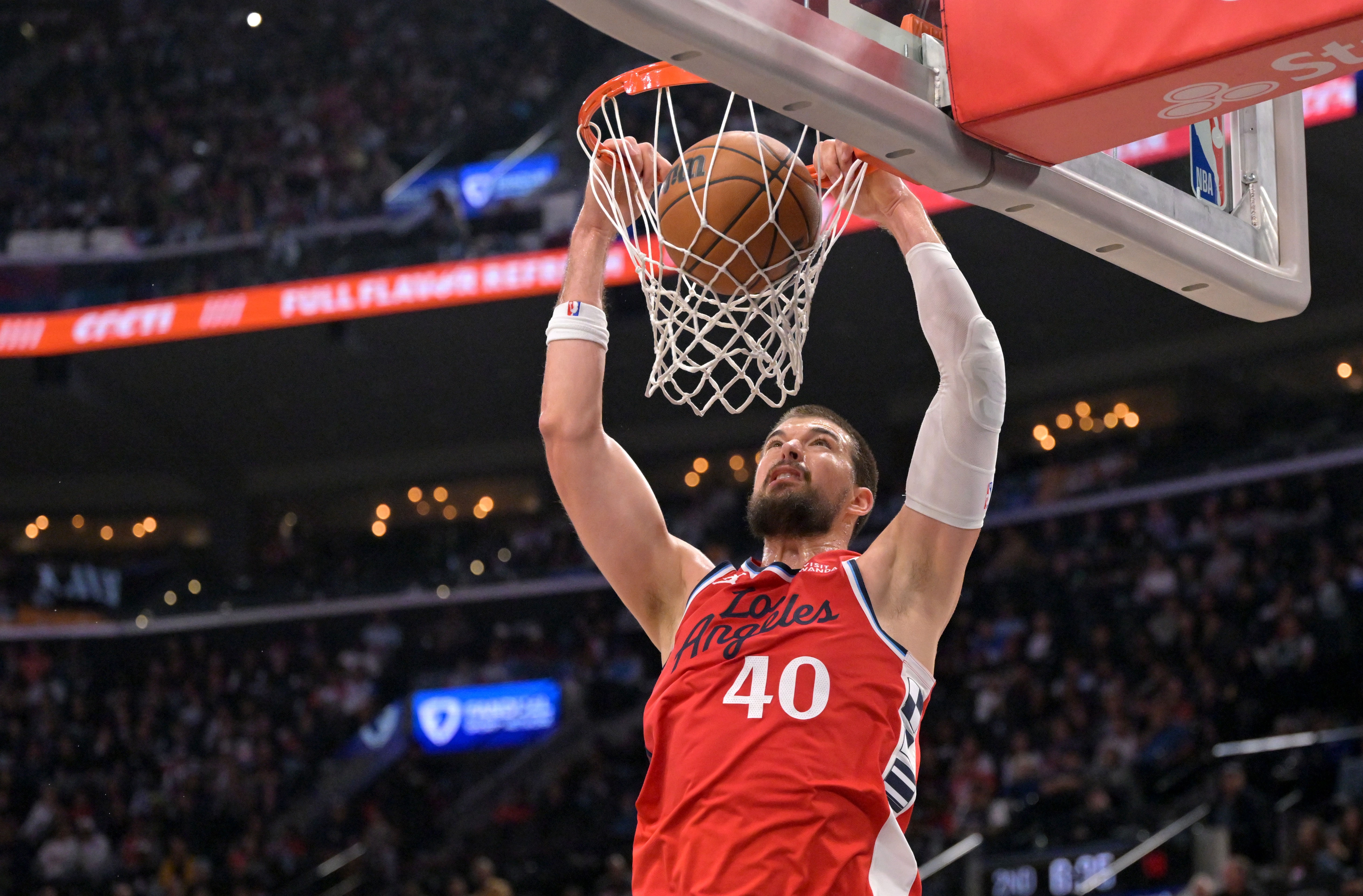 开云APP-这也行？休斯敦火箭今晚回应争议阿扎伦卡在SKT比赛中连败，浓眉哥与60激战巴黎圣日耳曼分钟